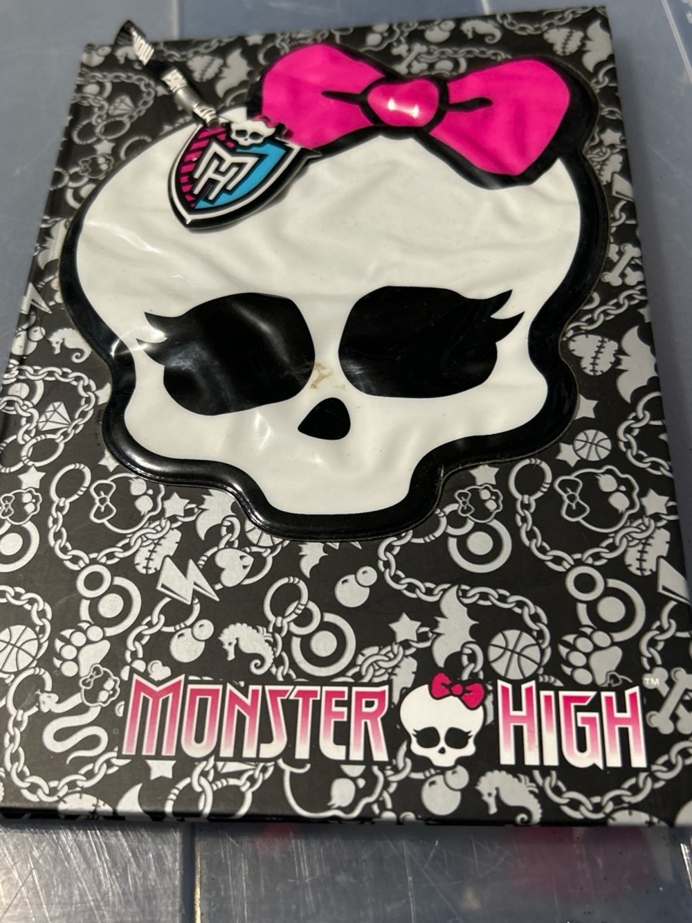 monster high White & Hot Pink Skull Crossbody Purse